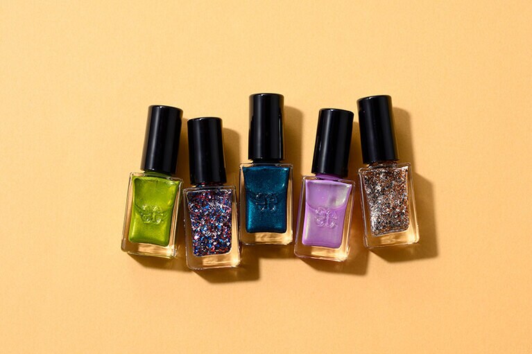 エレガンス ラズル エナメルラッカー 左から：02、08、10、12、23 全25色 各6mL 各1,320円。