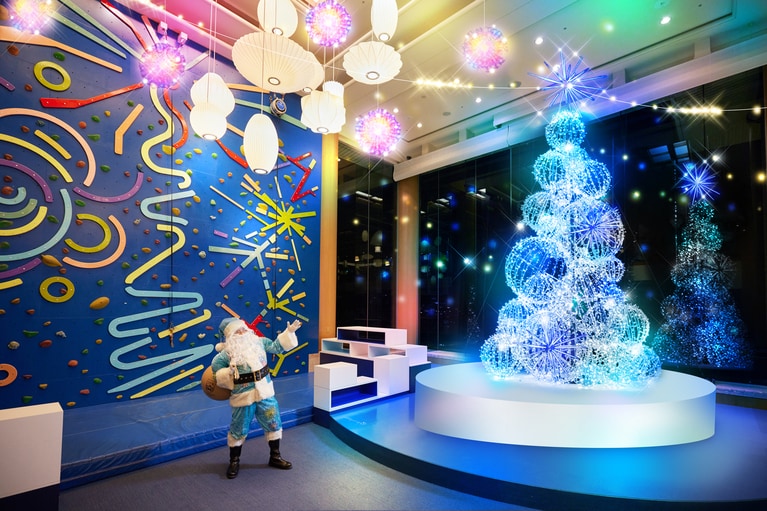 クリスマスツリーの監修をしたイケブンは、明治37年創業の打ち上げ花火製造会社。発色が難しいとされるパステルカラーの花火の美しさで知られる。