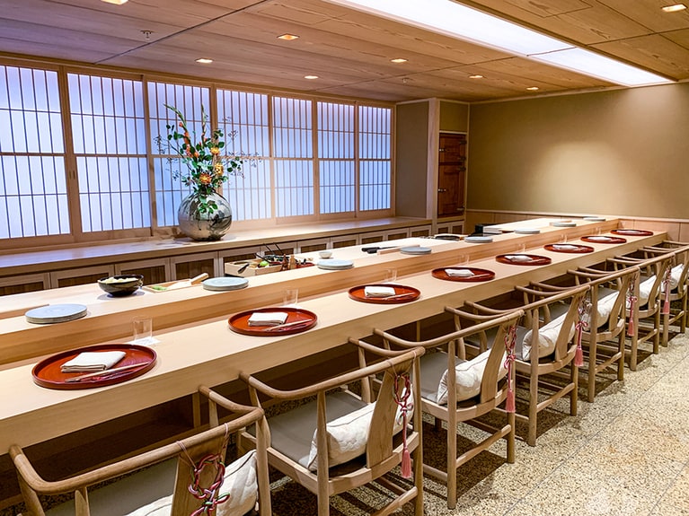 カウンターはなんと、木曽楢の一枚板から作られたもの。大きな花器は陶芸家、辻村史朗がかねさかのために特別に制作。