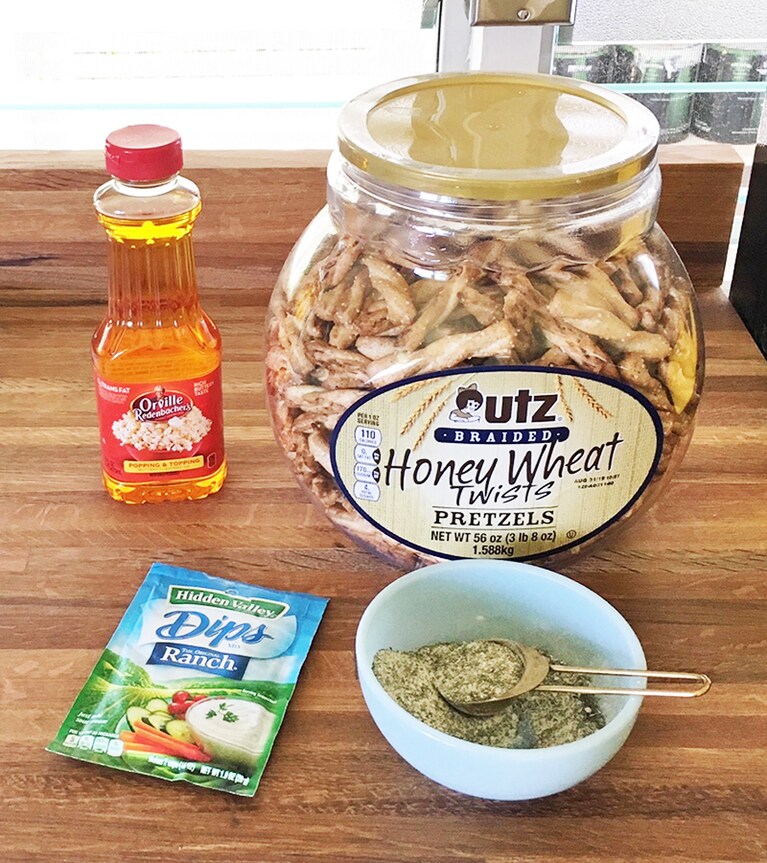 オノプレッツェルの材料は左上から時計回りに、ポップコーンオイル、ハニープレッツェルスティック、乾燥ディル&ガーリックパウダー、ランチディップミックス。