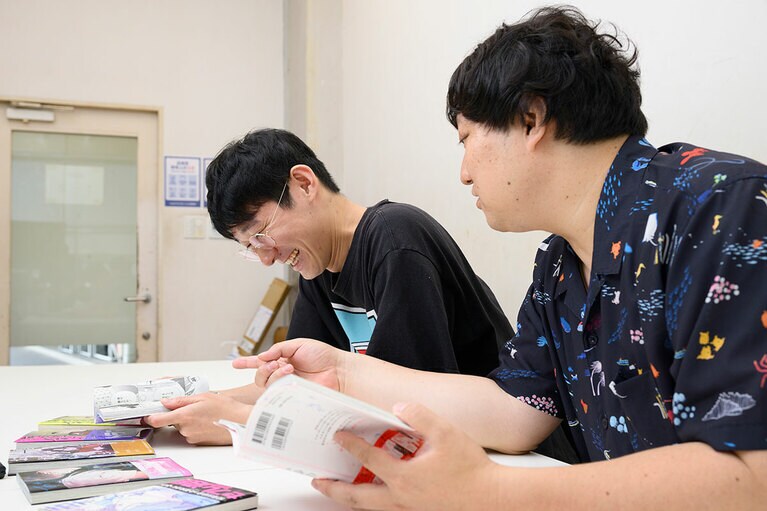 インタビューに答えてくれた、ロングコートダディのおふたり。