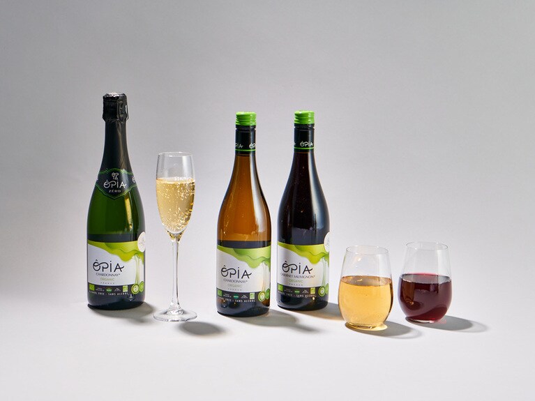 左から:オピア シャルドネ スパークリング オーガニックノンアルコール、オピア シャルドネ オーガニック ノンアルコール、オピア カベルネソーヴィニヨン オーガニック ノンアルコール 各1,620円(各750ml)。