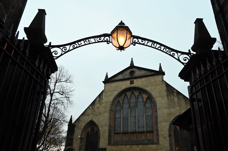 おばけが出るというウワサのある墓地。