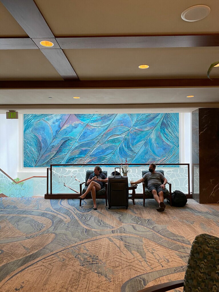 アウトリガー・ワイキキ・ビーチ・リゾート。チェックインを待つカップル。マスクを持って旅をする。アメリカ人も できるようになりました。