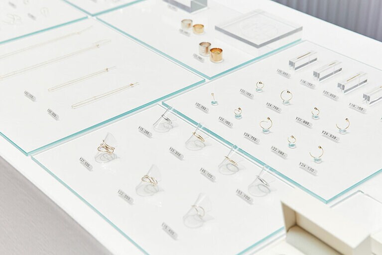 ピアス(写真右下) 22,550円～、リング(写真左下) 13,200円～。