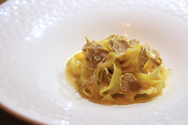 自家製パスタは、トリュフとマッシュルームのタリアテッレ。トリュフはテーブルで高塚シェフ自らが削ってくれた！