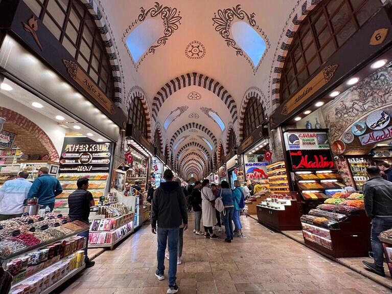 ドーム型の天井がエキゾチックな屋内のメイン路地。