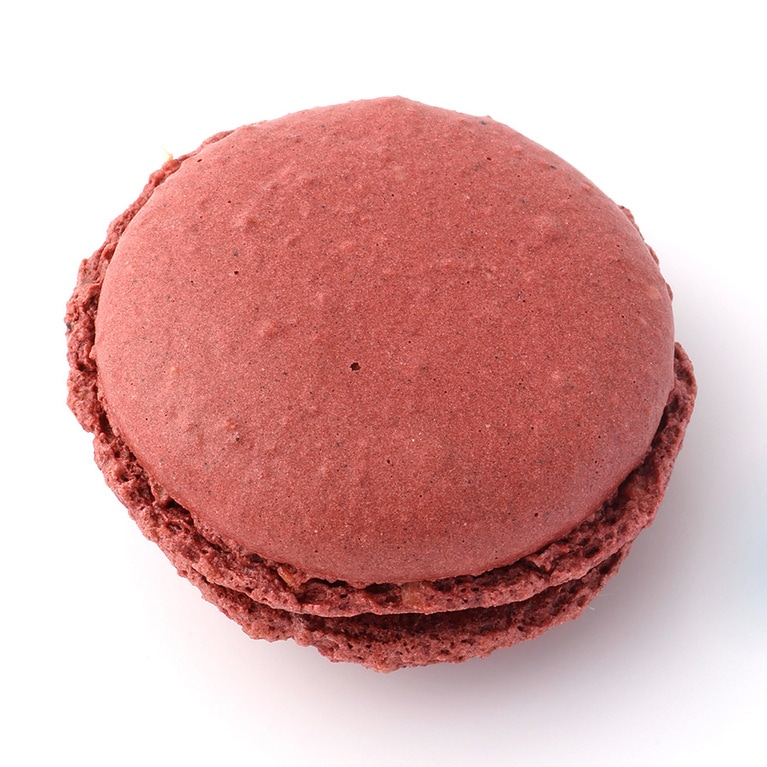 マカロン・オー・ショコラ 320円。チョコレートのマカロン生地にビターチョコレートのガナッシュをサンド。