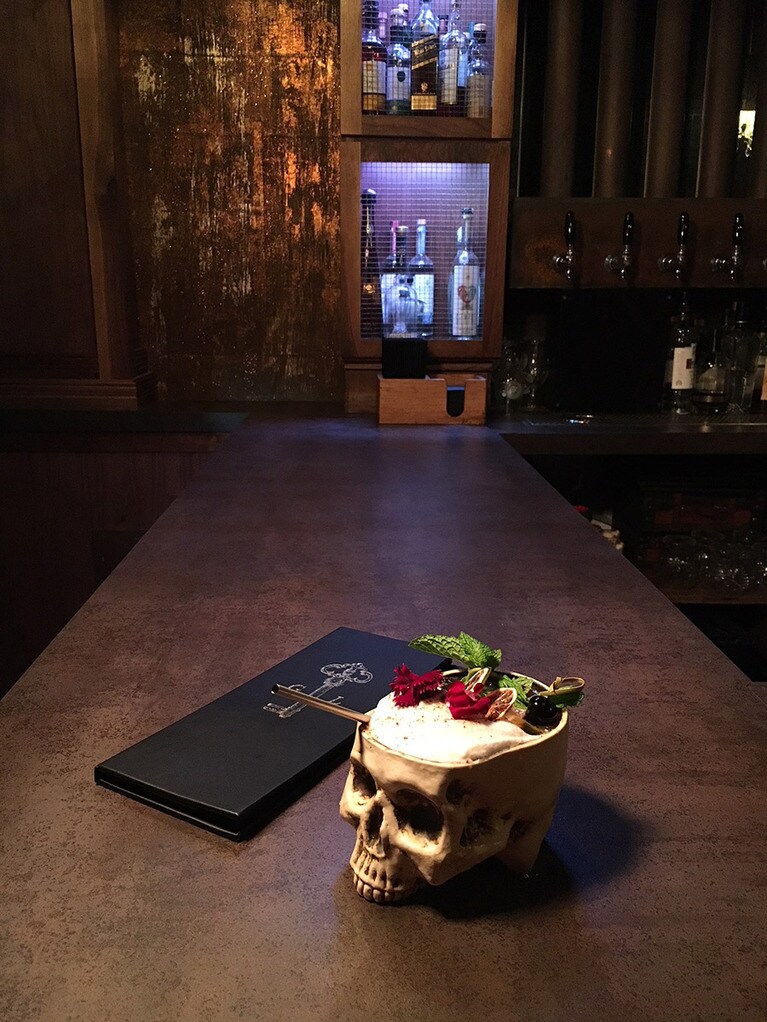 スカルに入ってくるのは、ラムベースのハワイっぽいカクテル「Love Affair」15ドル。