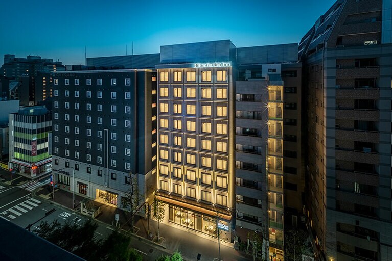 「ヒルトン・ガーデン・イン京 都四条烏丸」の外観。