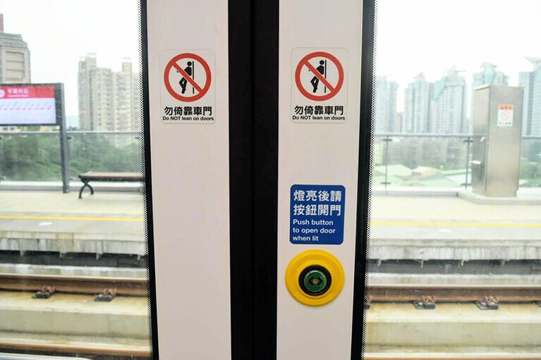 下車する場合は、扉にあるボタンを押して開閉しなければなりません。