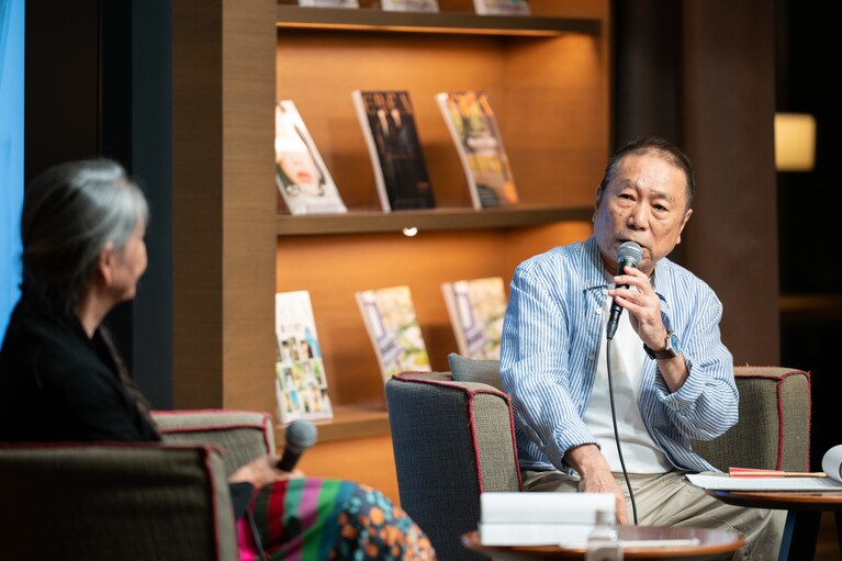 亡き愛犬への想いを語る近田さん。