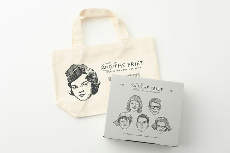 ギフトボックスとキャビンアテンダントが描かれたトートバッグ。