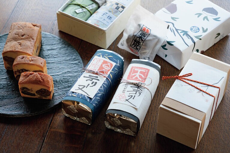 進物用の利用も多く木箱や季節の掛紙、熨斗や名入れにも対応。厳選素材を使った栗のテリーヌ「天」12,960円。総重量650g中の400gが栗という、栗がたっぷり詰まった栗のテリーヌ 5,400円は足立音衛門を代表する一品。