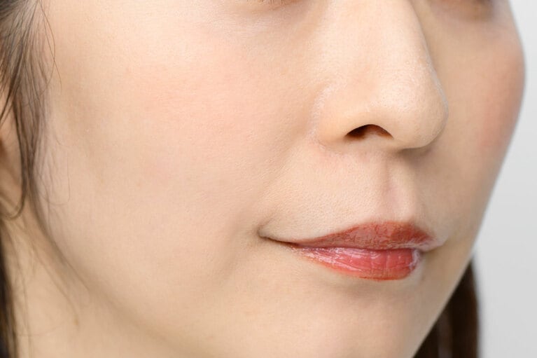 廣松さんのセルフメイク時のチーク。「きれいに入っていますが、“ハッピーな印象”には見えないかも…。チークは、入れる位置でかなり印象が変わるので、ぜひマスターしてほしいですね」（平尾さん）