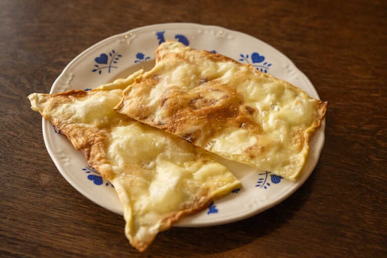 イグリア地域のレッコという街のストリートフードのようなフォカッチャ。パリパリしておいしい。