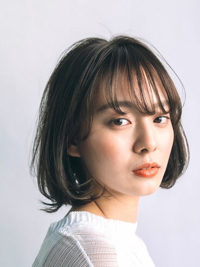 おろしても結んでも老けない、春らしい大人のふんわりロブ。