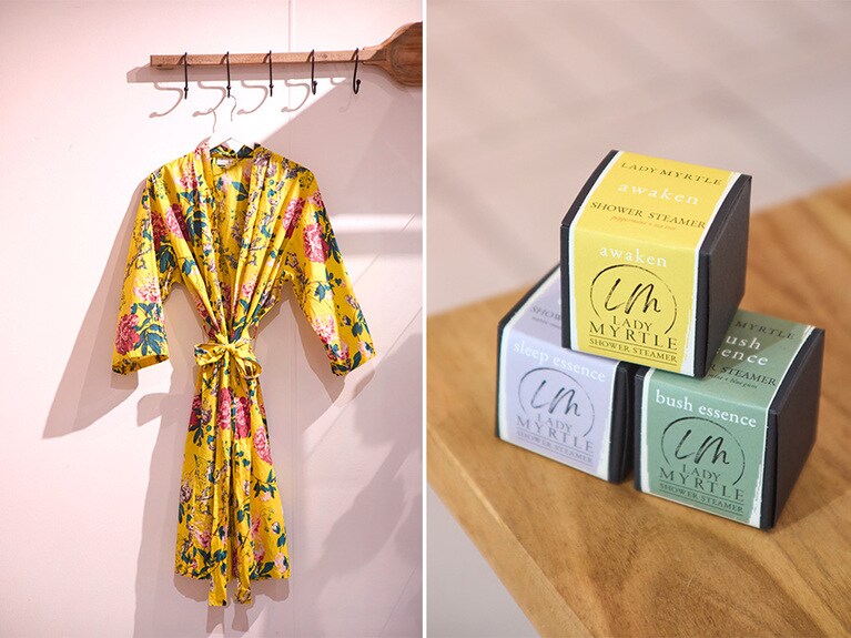 左：オーストラリアでポピュラーなコットンのローブ。$65.95。右：シャワーを浴びる際に足元に置くと発泡していい香りに包まれるシャワースチーマー。各$11。