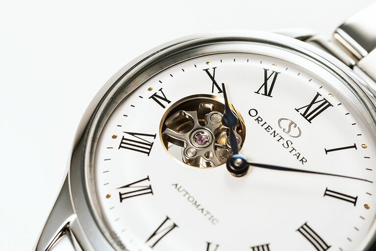 文字板の小さなウインドウから機械式ムーブメントの動きを確認できるのがセミスケルトンの最大の魅力。