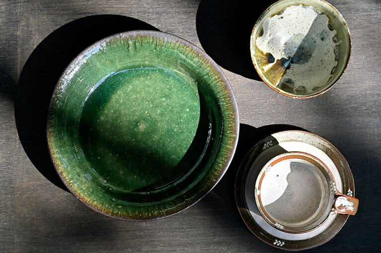 石垣や与那国など、離島で活動する作家の器も。