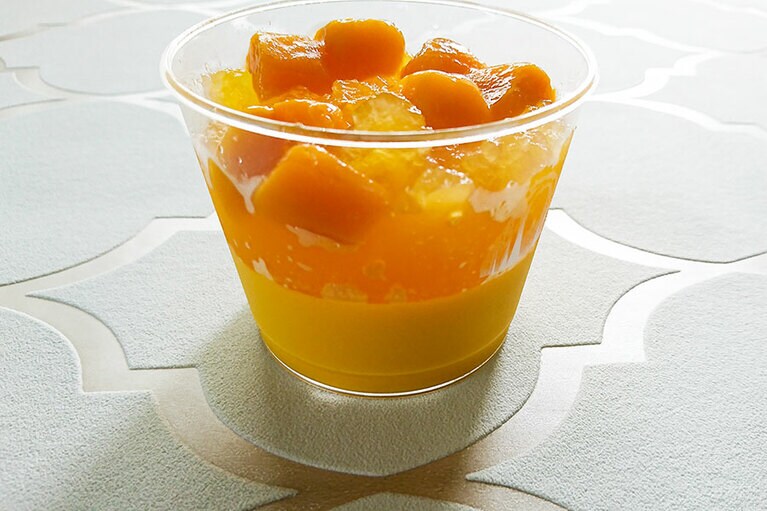 全身オレンジ色の、トロピカルなカップスイーツ。