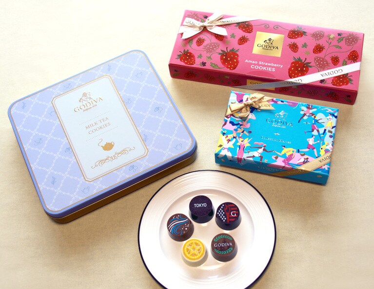 「For me ご褒美セット」月額2,160円、「For family ジョイフルセット」月額3,240円など、ライフスタイルに合わせた5タイプを用意。※画像は過去商品の一例。