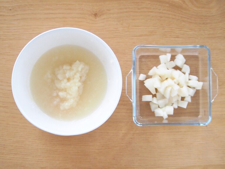 梨は皮を剥いて1/4を角切りに。残りの梨はすりおろす。