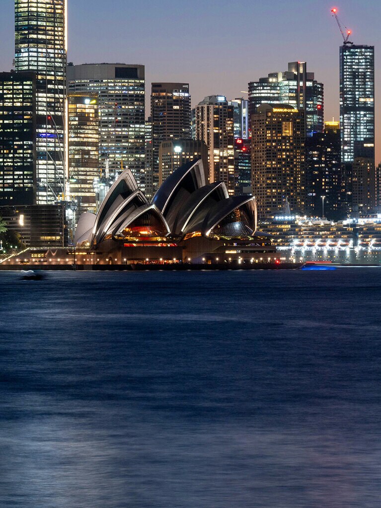対岸から眺める夜景も美しい。