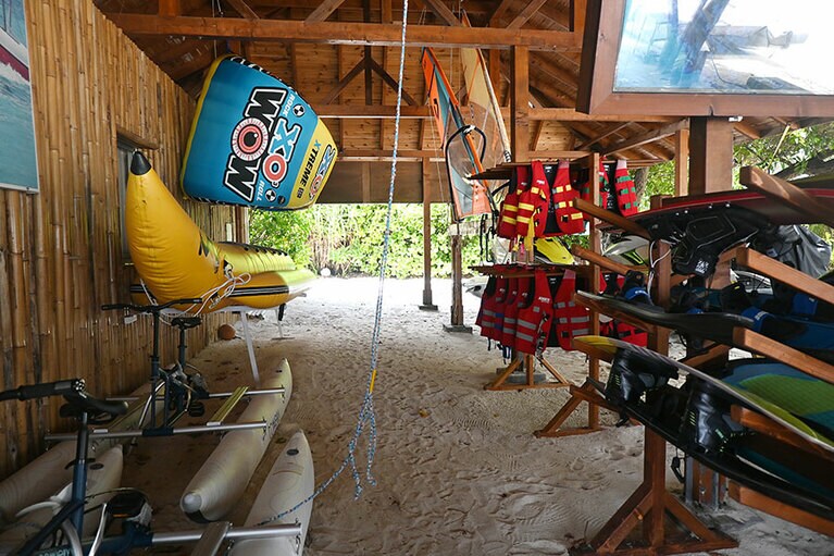 モーターを使わないほとんどのものは無料で利用できる各種マリンスポーツ。ただしクリアカヤックとウォーターバイクは有料。