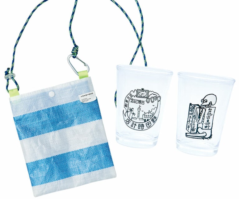 左：海海人生購物袋・小。
右：1935年の台湾博覧会の記念スタンプをプリントしたグラス。1935台博紀念章辦桌杯（190元）。