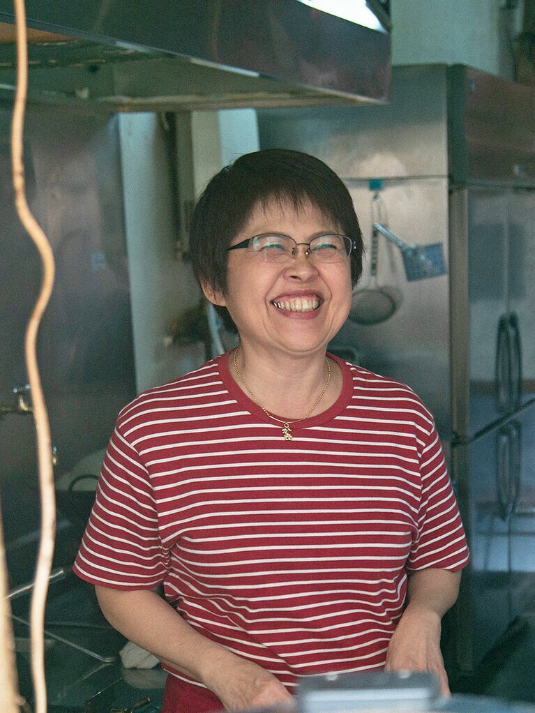 気さくなスタッフとの会話も楽しい。＠金壺食堂