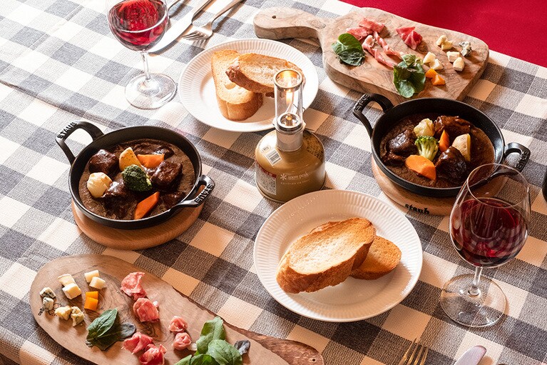 「泊まるだけ」という山小屋のイメージを覆す豪華なディナー。