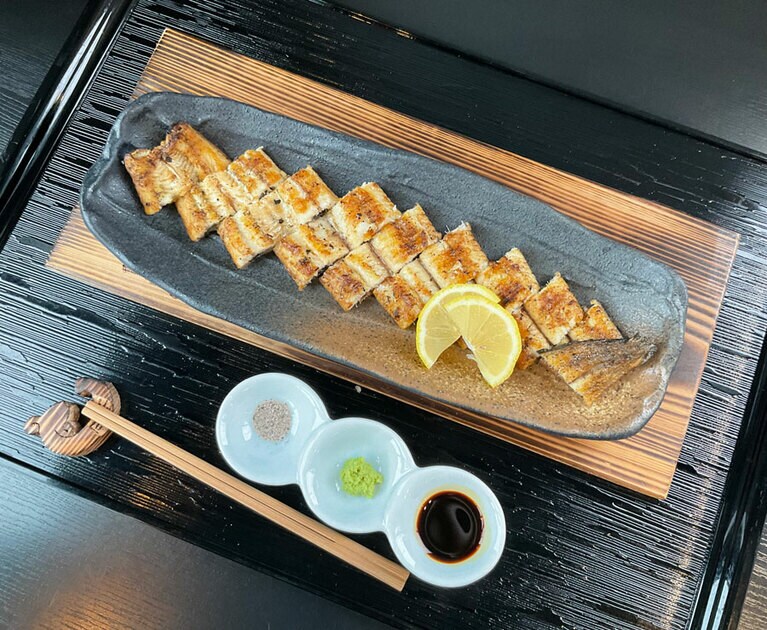 「素焼」(215～225g)5,000円。キツネ色の焼き色が美しく、期待に胸が躍る。