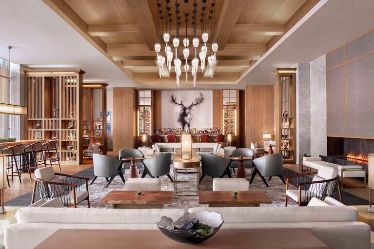 コラボアフタヌーンティーの会場は、1階ラウンジバー「フライング・スタッグ」。ウェルカムドリンク「Aurelie.（オレリー）」とのコラボメニュー「豆乳カカオストロベリー」で出迎えられる。