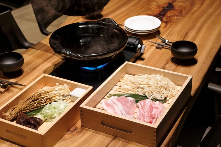 豚しゃぶ鍋。バラとロース、二種類の豚肉と地元の雪割茸などの具材があらかじめ用意されており、土鍋に出汁を張って自分たちで火を入れて食す。