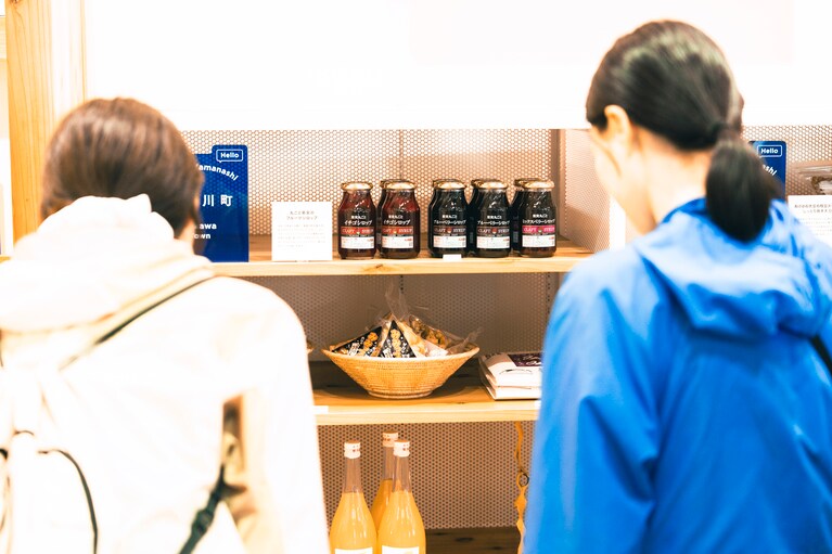 道の駅富士川では地域の特産品が多数並ぶ。