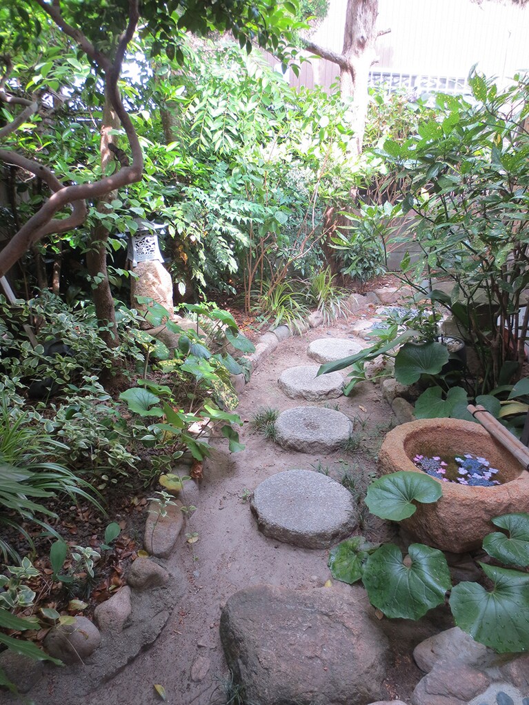 玄関横の庭へのアプローチ。