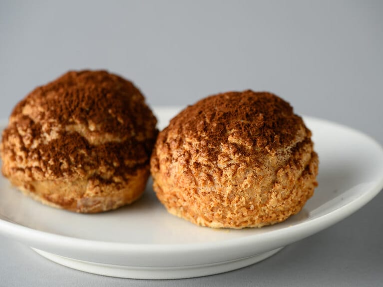 シュークリーム（ティラミス） 700円（1個、テイクアウト）。※要冷蔵。