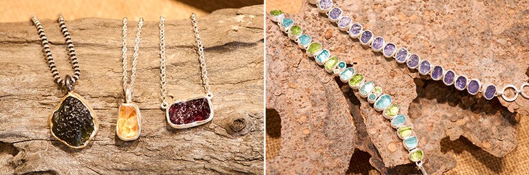 左：天然石のペンダント。右から、ガーネット$318、シトリン$162、モルデバイト$837。すべてチェーンは別売り。右：天然石が連なるブレスレット。右から、タンザナイト$920、アペタイトとペリドット$1,150。
