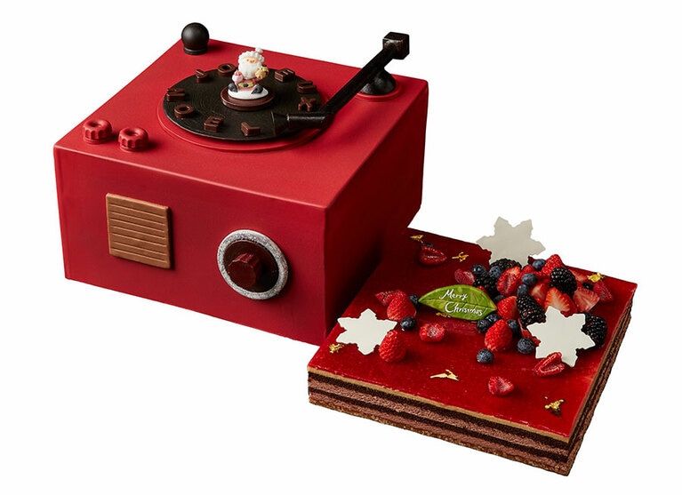 ザ・リッツ・カールトン東京「ラズベリーチョコレート クリスティアン」（限定20台 ケーキ22cm×22cm×高さ5cm、レコードプレーヤー25cm×25cm×高さ11cm／32,000円）。