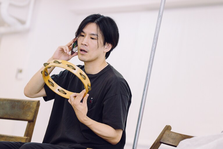 「忘れられてしまった記憶へ目を向けたい」ポッドキャスト演劇に挑戦するロロ・三浦直之が新作『まれな人』にかける思い。稽古風景。