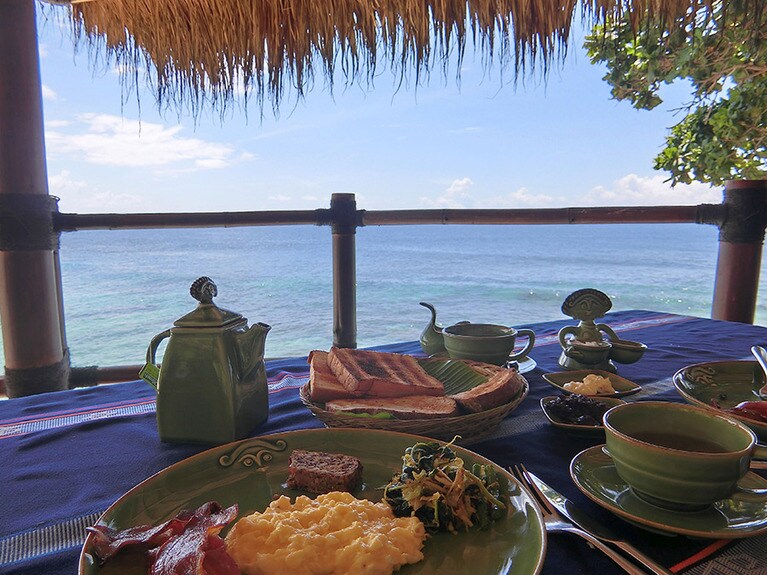 波と風を感じながら、ゆっくりと朝食。ずっとここにいたいぐらい。