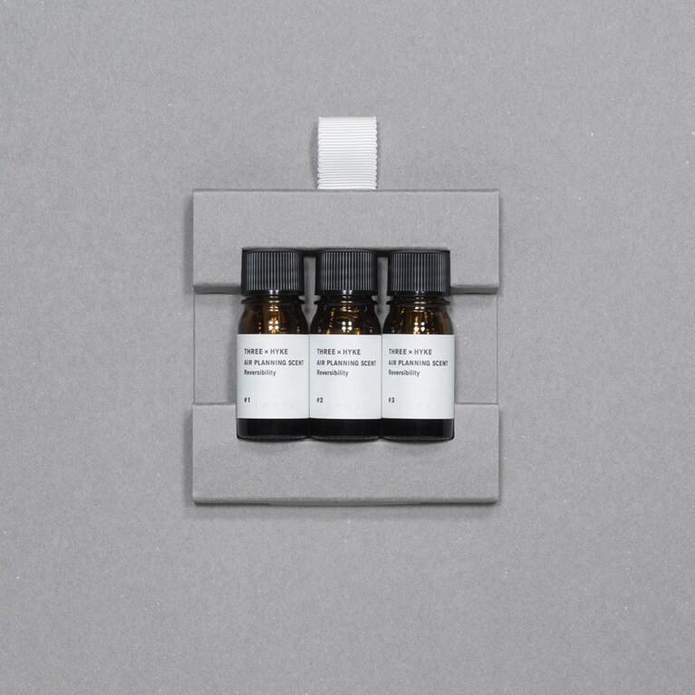 トップ ：ローズマリー油、ユーカリラディアータ油、レモン果皮油、ハート：マンダリン油、マートル油、ウインターグリーン油、ラスト：フランキンセンス油、ミルラ。