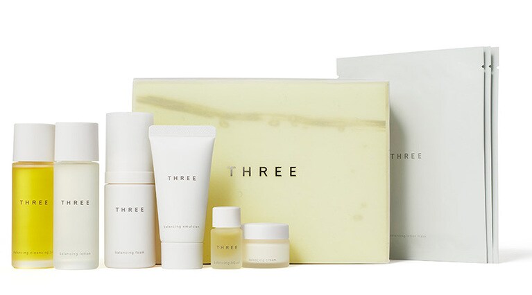 「THREE スキンケア リトリート キット」 9,000円(限定発売)。セット内容：THREE バランシング クレンジング オイル R 30ml、THREE バランシング フォーム R 30ml、THREE バランシング ローション R 30ml、THREE バランシング エマルジョン R 28ml、THREE バランシング クリーム R 10g、THREE バランシング SQ オイル R 2.5ml、THREE バランシング ローション マスク 16ml/1枚入×3包。