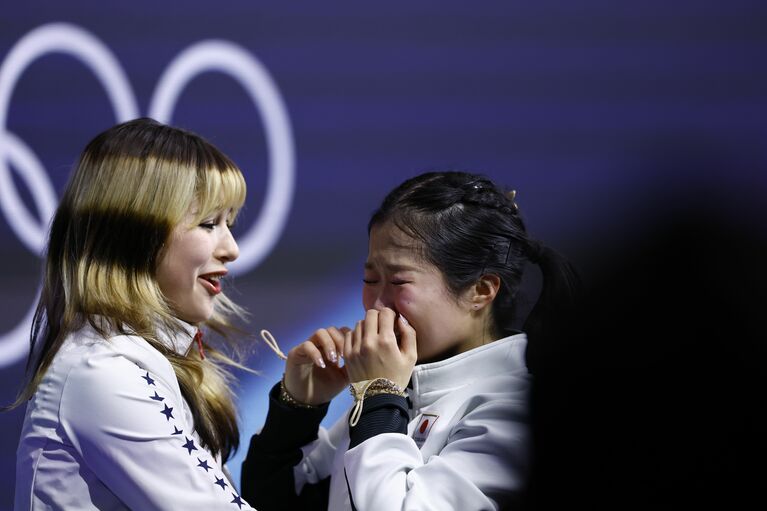 涙する中井亜美をやさしく抱き寄せるアリサ・リウ①（©JMPA）