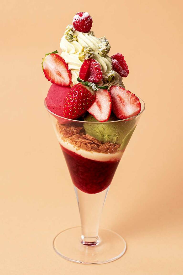 【グラッシェル 表参道店】イチゴとピスタチオのパフェ 1,700円。