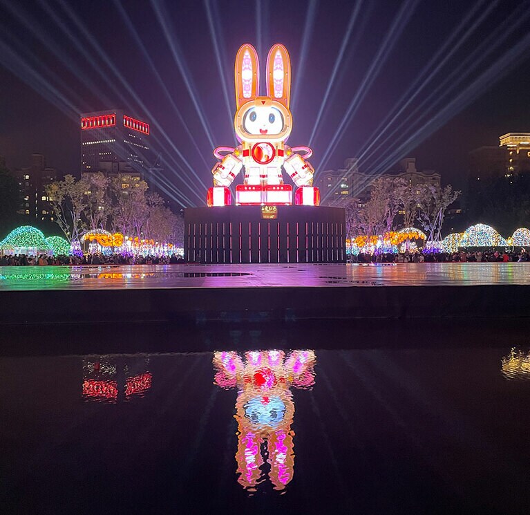 今年の干支・兎をモチーフにした「スペクタクル月ウサギ」。台湾が今後も輝き続け、世界に素晴らしさを届けていく、というメッセージが込められています。