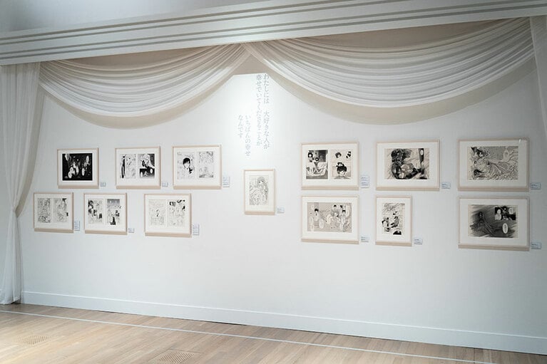「LOVE」のエリアでは愛のカタチをテーマにしたさまざまな原画が展示。「CLAMP展」国立新美術館　2024年　展示風景。©CLAMP・ShigatsuTsuitachi CO.,LTD. ©C,ST/CEP