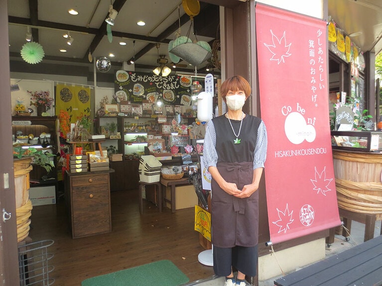 「Cobeni店」の責任者・久國香保里さんは、新商品の開発に熱心に取り組む。