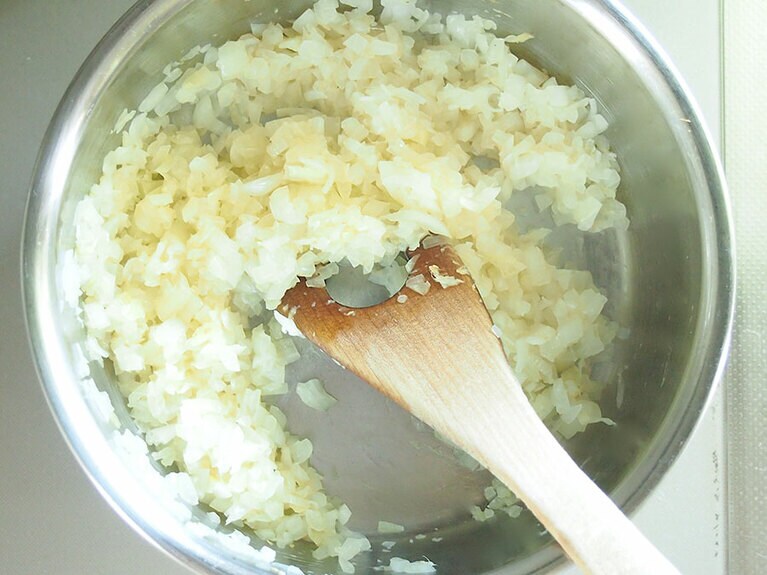 (3) にんにくの香りが出てきたら、(1)の玉ねぎを入れて弱火でじっくりと炒めます。